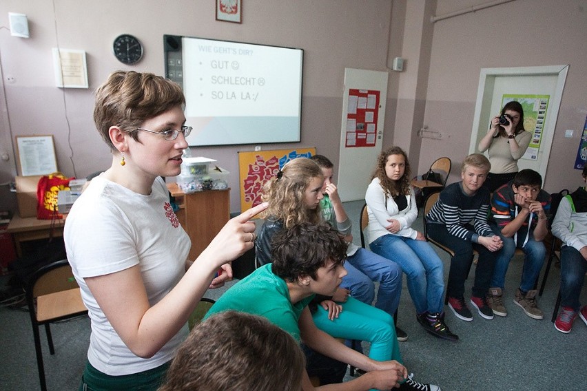 Uczniowie z gimnazjum i podstawówki uczestniczyli w zabawach językowych zorganizowanych przez lektorów Deutsch Wagen Tour