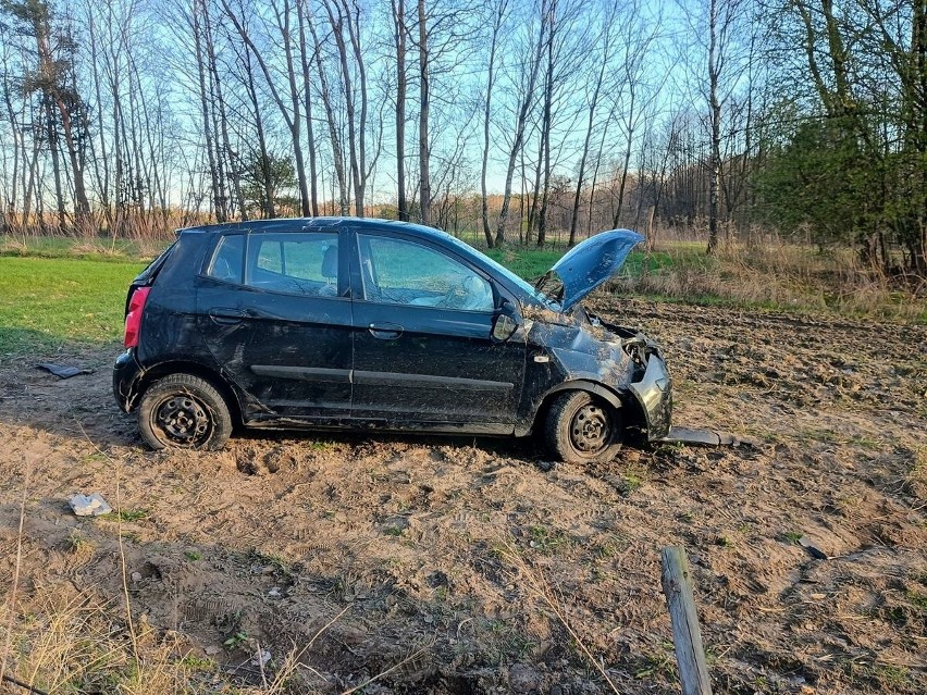 Trzy osoby ranne po dachowaniu samochodu osobowego w Węgliskach. Kierowca pijany i bez prawa jazdy! [ZDJĘCIA]