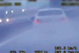 Warszawa: Pirat drogowy na S2. Kobieta w mercedesie jechała 215 km/h (wideo)