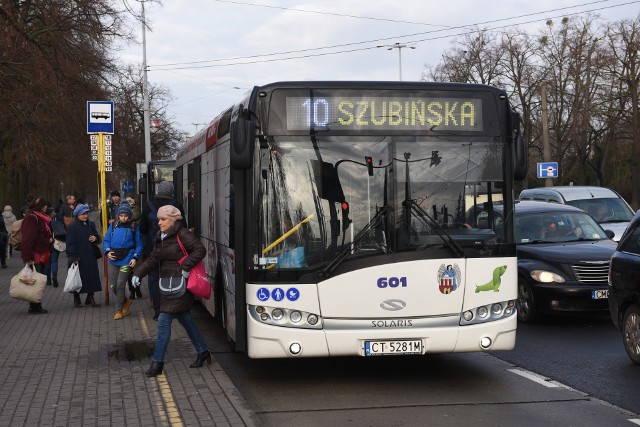 W związku z kolejnym etapem luzowania obostrzeń od poniedziałku 18 maja 2020 r. zmieni się dopuszczalna liczba pasażerów komunikacji miejskiej. Dzięki temu autobusem lub tramwajem będzie mogło jeździć równocześnie więcej osób.Czytaj więcej>>>>>Zobacz także:Miasto inwestuje w oświatęPrzychodzi senior do urzędu i... "Skandal, że wypraszają, i to po chamsku!".