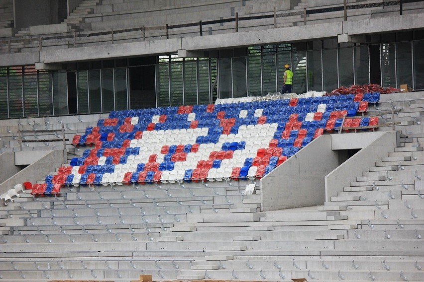 Budowa stadionu Górnika Zabrze. Krzesełka tworzą napis "TORCIDA" [ZDJĘCIA]
