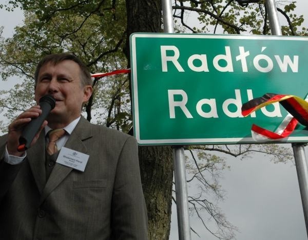 12 września 2008 roku w gminie Radłów stanęły polsko-niemieckie tablice miejscowości.