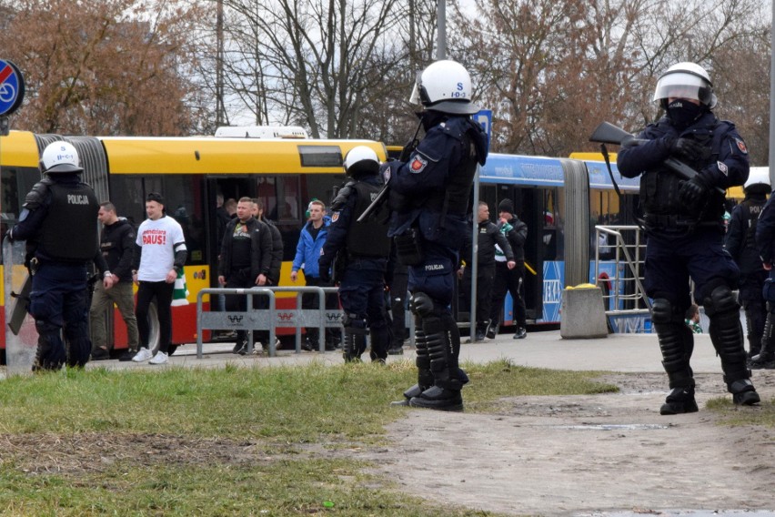 Kibice Lechii Gdańsk specjalnym pociągiem dotarli do Kielc. Tak pod eskortą policji zostali przewiezieni na Suzuki Arenę. Zobacz zdjęcia 