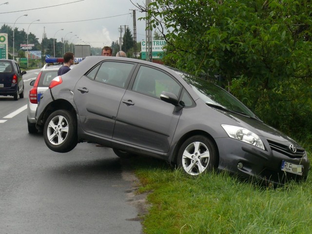 Auto zawieszone na poboczu.