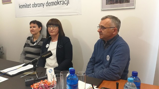 Od lewej: Izabella Jaros, Monika Szafraniec, przewodnicząca Komitetu Obrony Demokracji w Świętokrzyskiem, oraz Krzysztof Palacz - pełnomocnik Obywatelskiej Kontroli Wyborów w regionie.