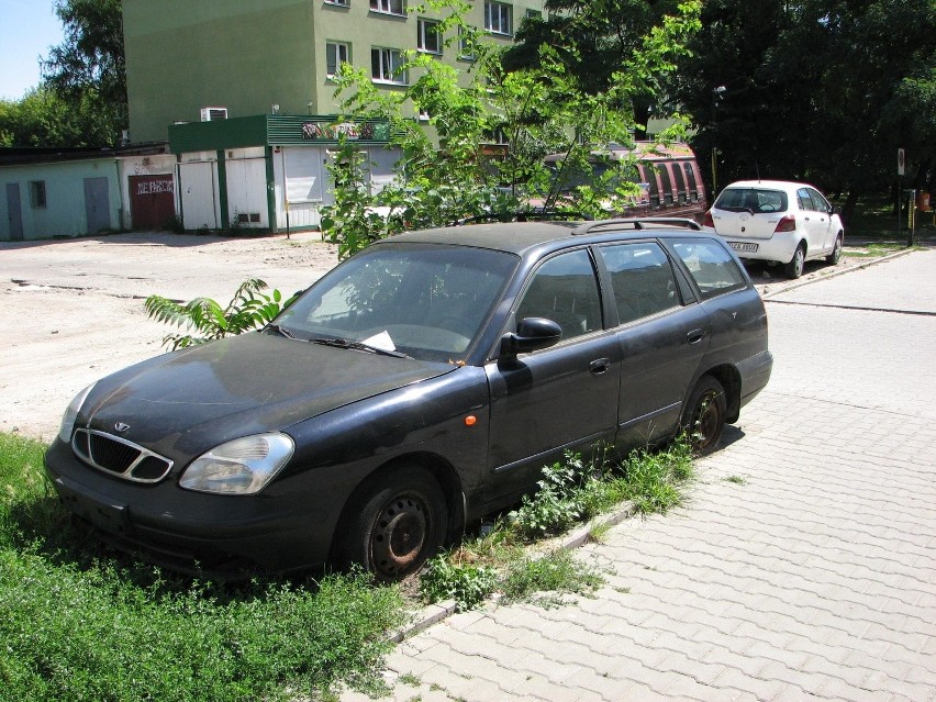 Zniszczony samochód przy ul. Spiżowej