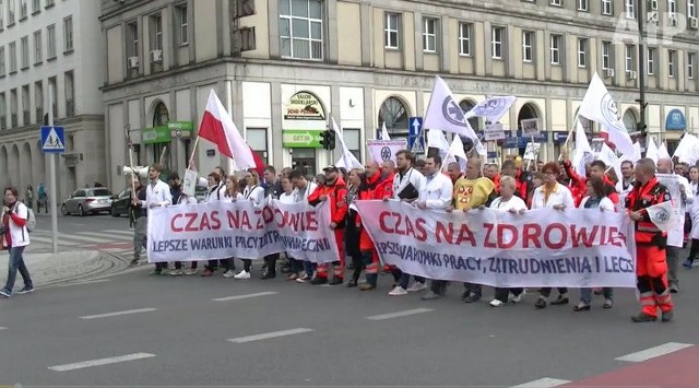 Pielęgniarki, radiolodzy, ratownicy medyczni wyszli na ulice. Chcą godnie zarabiać. Protest w Warszawie, 24.09.2016