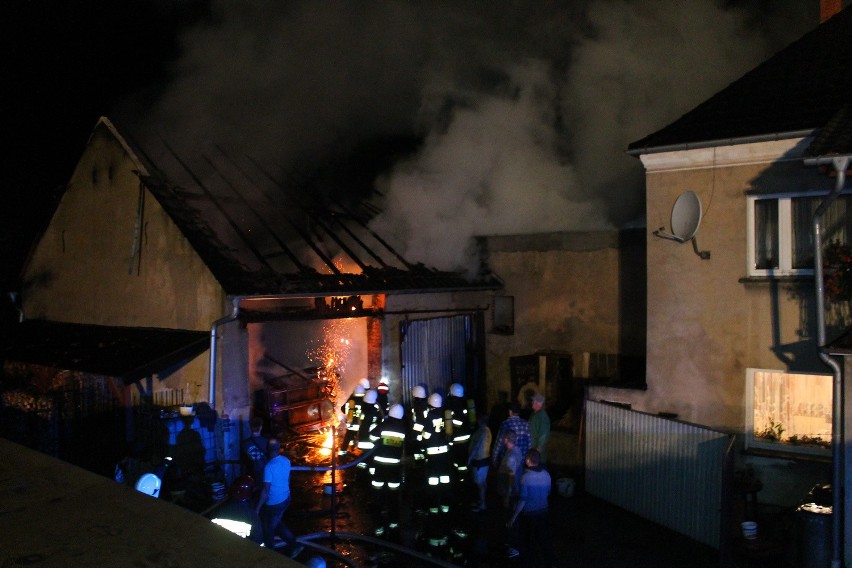 Nocny pożar w Szymiszowie - gasiło go 12 jednostek straży