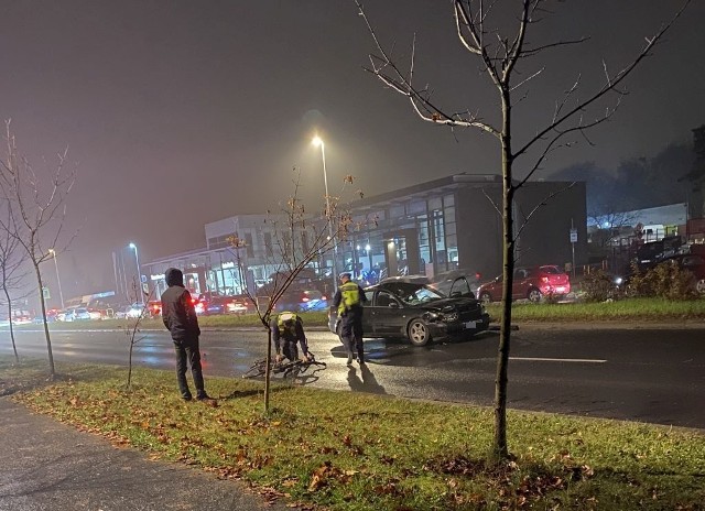 W piątek koło godz. 16 na przejeździe rowerowym przez Szosę Chełmińską przy skrzyżowaniu z ul. Jelenią, został potrącony rowerzysta. Mężczyzna w ciężkim stanie trafił do szpitala, gdzie niestety zmarł. Do podobnego wypadku w tym samym miejscu doszło w sierpniu.