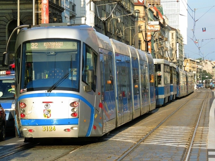 Wrocław: Wypadek na Piłsudskiego. Zderzenie auta z tramwajem linii 32 (ZDJĘCIA)