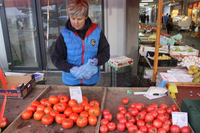U pani Ani Winiarek pomidory malinowe są już po 7 zł za kilogram, a gargamele – po 5 zł.