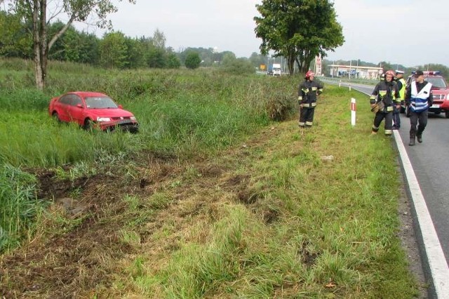 Policjanci na miejscu po przeprowadzeniu oględzin pojazdu i miejsca zdarzenia drogowego oraz po ustaleniu okoliczności w jakich doszło do wypadku podjęli decyzję o zatrzymaniu kierującej prawa jazdy. 