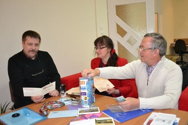 Jacek Błażejewski (z lewej) kupił kolację, a Edward Zakrzewskiwycieczkę do Brukseli i monetę. W naszej redakcji pieniądze przekazaliEdycie Ogonowskiej, szefowej sztabu WOŚP.