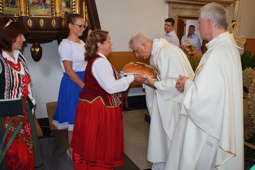 Wieńce z patriotycznymi akcentami, polonez i świetna zabawa. Zobacz, jak świętowano dożynki w Nowej Słupi [ZDJĘCIA]