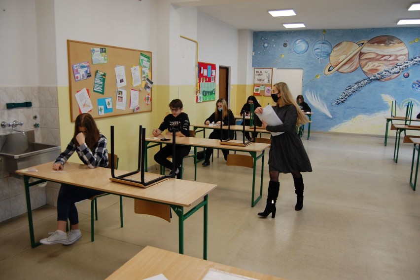 Ósmoklasiści z powiatu koneckiego rozpoczęli próbny egzamin ósmoklasisty 2021. Język polski na początek [ZDJĘCIA]