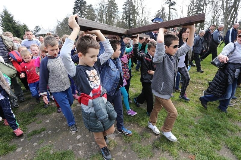 Wielkopiątkowa Droga Krzyżowa na Święty Krzyż