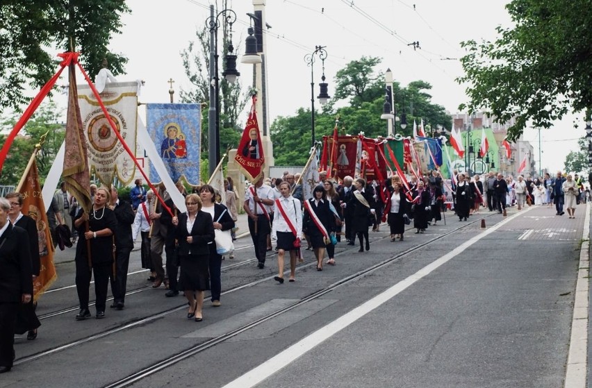 Tłumy ludzi wzięły udział w piątek w procesji...