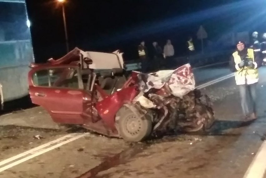 W Chełmnie nissan zderzył się z autobusem. 20-latek zginął na miejscu 