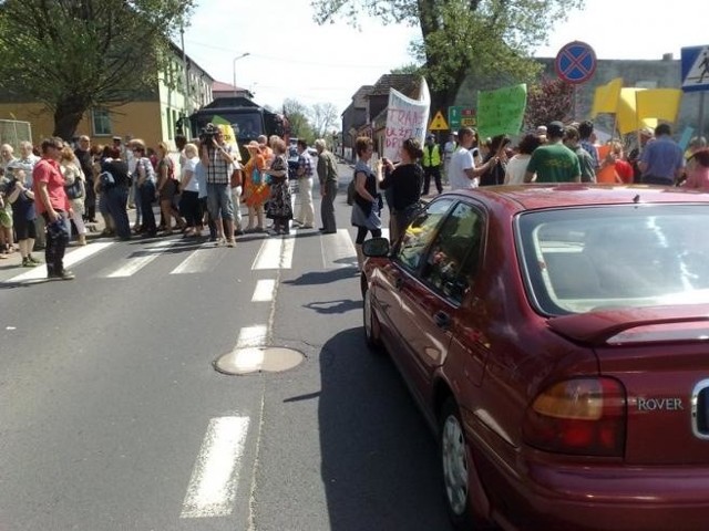 W piątek kilka minut po godzinie trzynastej kilkudziesięciu mieszkańców Bobolic na dwie godziny zablokowało krajową "jedenastkę". W ten sposób domagali się budowy w mieście dwóch rond.