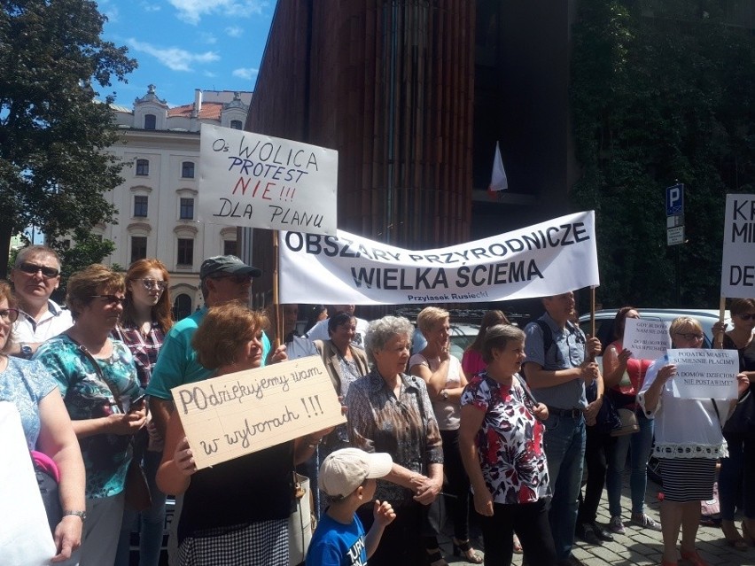 Wielki plan dla zieleni. Mieszkańcy protestują i atakują prezydenta. Ułożyli wierszyk