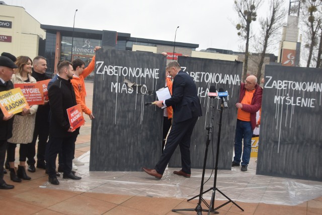 Robert Prygiel, kandydat na prezydenta Radomia, symbolicznie rozbił ścianę symbolizującą zabetonowane miasto.