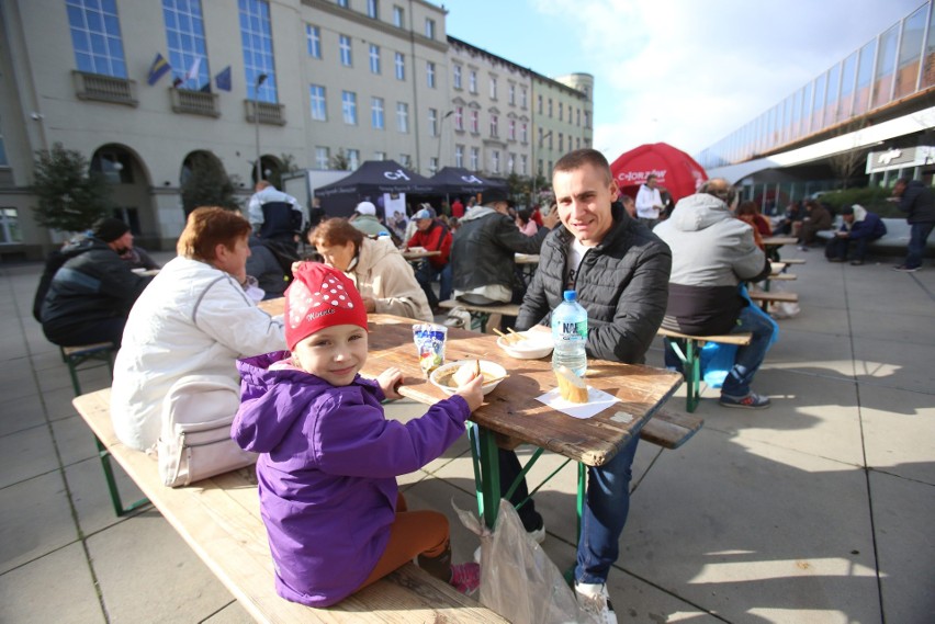 Na rynku w Chorzowie można było spróbować za darmo gorącego,...