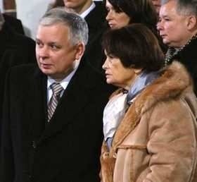 Jadwiga Kaczyńska obok Lecha Kaczyńskiego. Z tyłu Jarosław Kaczyński.