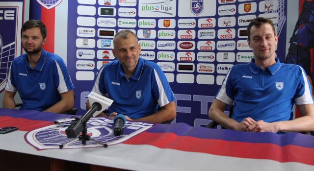 Od lewej Grzegorz Pająk, trener Dariusz Daszkiewicz i Sławomir Jungiewicz na konferencji prasowej przed inauguracją sezonu. 