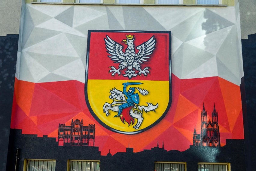 Mural powstał na ścianie SP nr 9 od ulicy Legionowej. I tam...