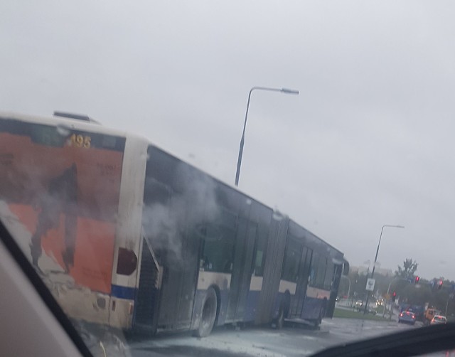 Na ulicy Łęczyckiej w Bydgoszczy palił się autobus komunikacji miejskiej.