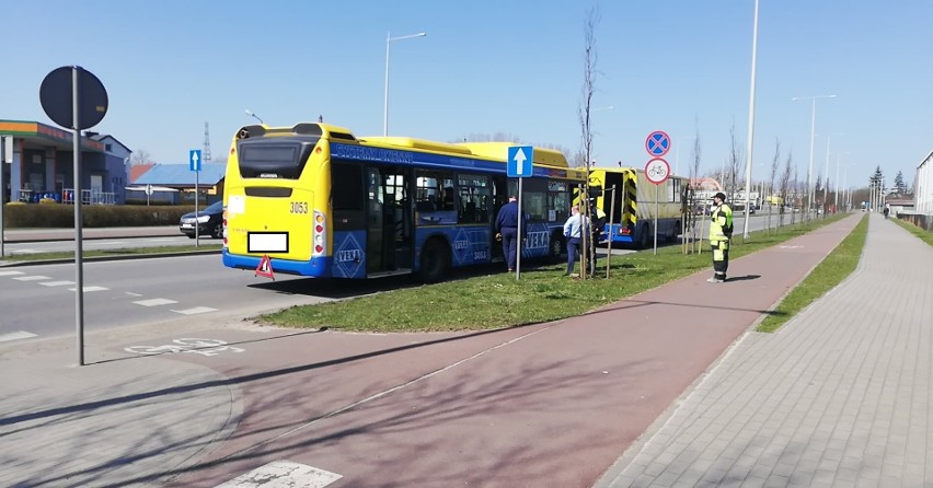 Kierowca miejskiego autobusu na rondzie na ulicy Poznańskiej...