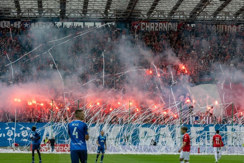 Na trybunach podczas meczu Wisły z Sandecją było kilkanaście...