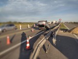 Wypadek na A2. W powiecie konińskim dachował samochód