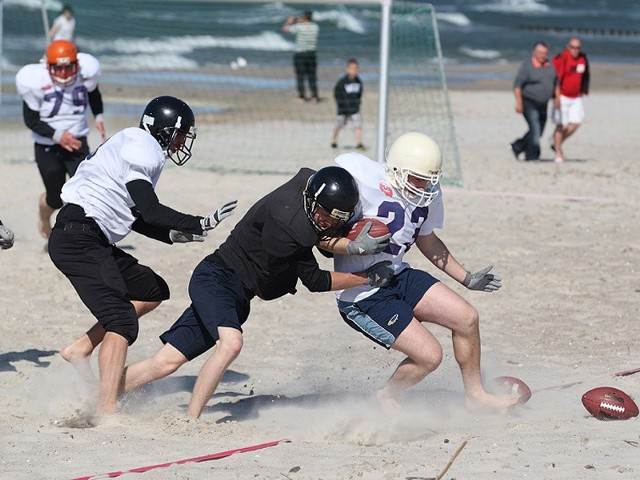 W sobotę na plaży w Ustce zawodnicy Griffons Słupsk rozegrali pokazowy mecz futbolu amerykańskiego.Udowodnili, że wszędzie można grać w ten sport, także na plaży.