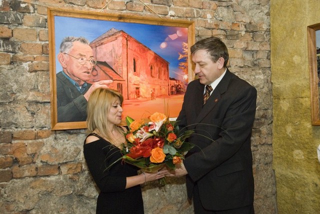 Z gratulacjami dla Małgorzaty Gładyszowskiej pospieszył na wernisażu w galerii "Klezmer Hois&#8221; dyrektor Chmieklnickiego Centrum Kultury Włodzimierz Marchewka
