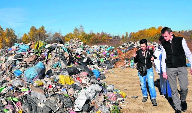 Góry śmieci wciąż zalegają na terenie PKP znajdującym się w Sławkowie. Odpady zagrażają zdrowiu mieszkańców miasta, ponieważ znajdują się przy ujęciu wody pitnej dla Sławkowa