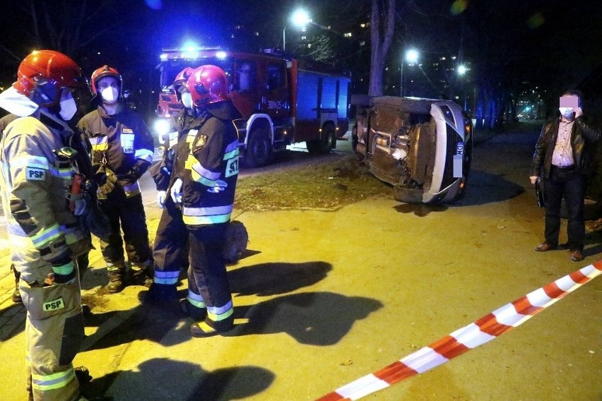 Groźny wypadek na Szczepinie. Samochód wywrócił się na bok i uderzył w drzewo [ZDJĘCIA]