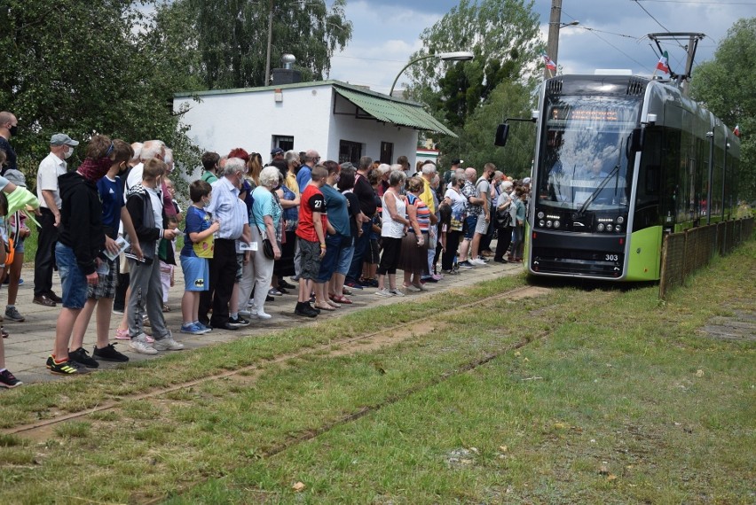 Nowe tramwaje jeżdżą po nowych torowiskach w centrum Gorzowa...