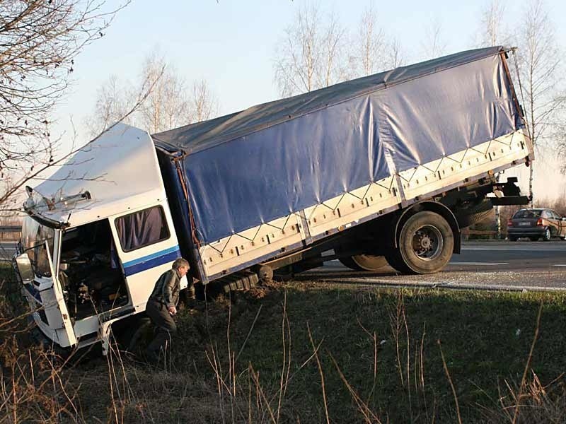 Ciezarówka spadla z drogi w Skopaniu...