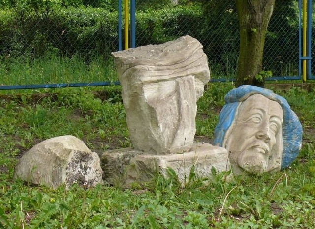 Rzeźba artysty poświęcona wybitnemu malarzowi Krzysztofowi Buckiemu została po raz kolejny zniszczona przez wandali.