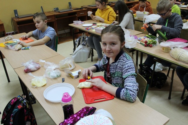 Uczniowie Publicznej Szkoły Podstawowej w Kłudnie sami przygotowali zdrowe przekąski.