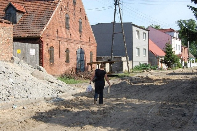 Na ul. Ignacego Paderewskiego, po zakończeniu prac ziemnych, położono już asfalt i puszczono ruch. Teraz  trudny czas nastał dla mieszkańców ul. Młyńskiej (na zdjęciu).