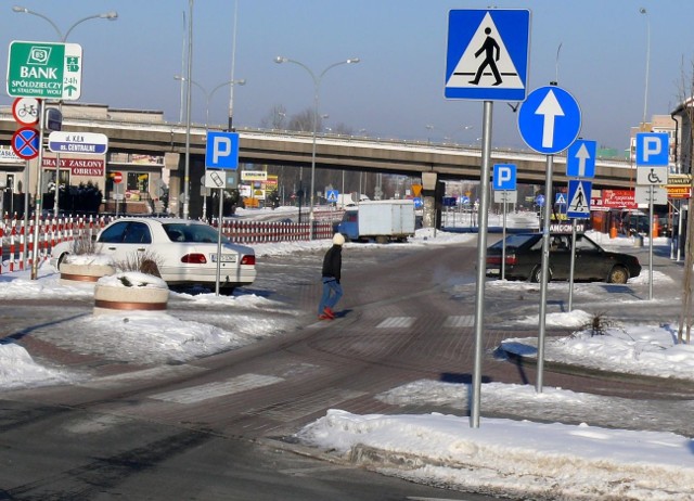 W centrum Stalowej Woli jest olbrzymia ilość znaków drogowych.