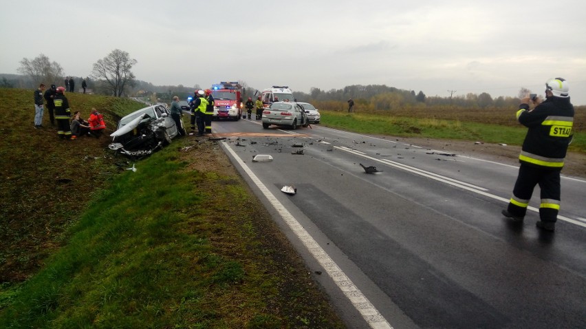 Wypadek w Wołczy Małej 3.11.2019. Zderzenie dwóch samochodów. DK nr 20 zablokowana. [Zdjęcia]