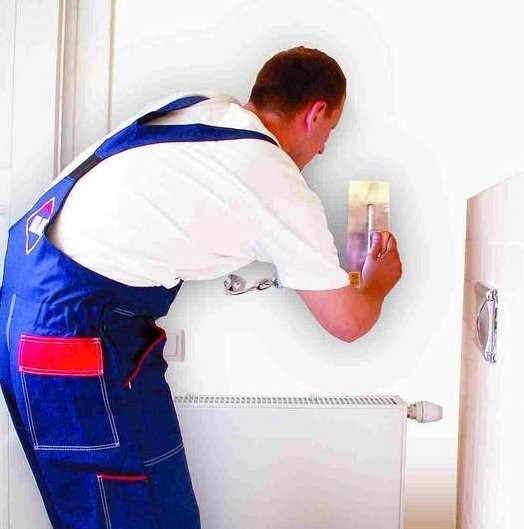 W pomieszczeniach wilgotnych, takich jak łazienka, ściany należy gładzić cementowymi, a nie gipsowymi, zaprawami szpachlowymi.