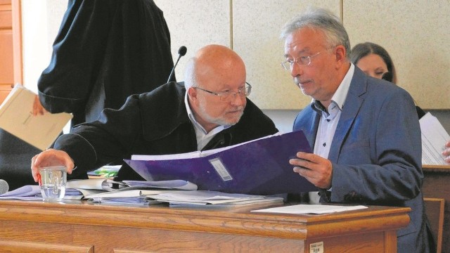 Mecenas Bogusław Filar ( z lewej) i były prezydent  Tarnowa  Ryszard Ścigała (z prawej) w apelacjach od wyroku wskazują szereg wad prawnych wyroku oraz dowodów pominiętych przez sąd I instancji