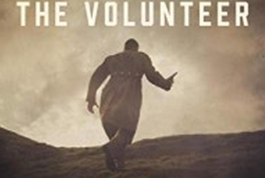 Okładka książki "The Volunteer" ("Ochotnik") pisarza i...