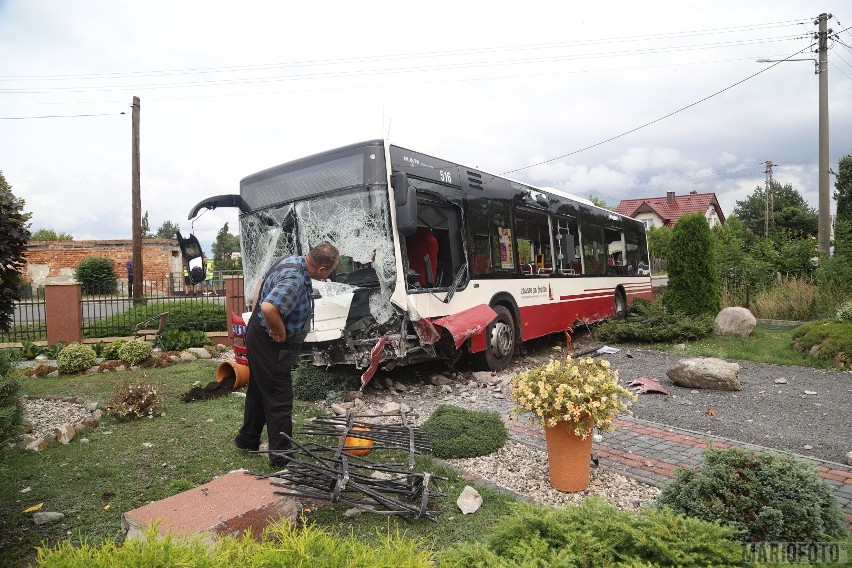 Wypadek autobusu MZK w Chróścinie pod Opolem. Kierowca wjechał do rowu