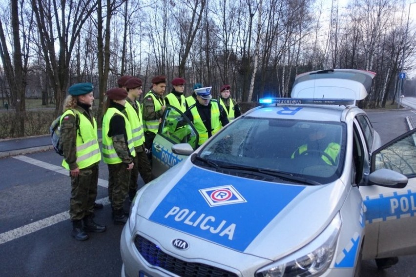 Uczniowie z Jaworzna poznawali pracę policjanta w czasie zajęć z drogówką