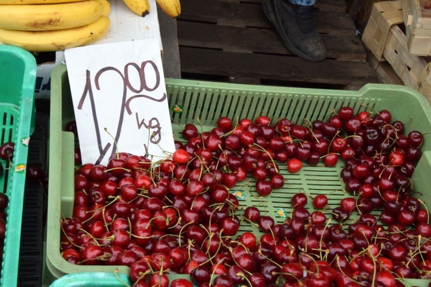 Ceny popularnych owoców i warzyw na bazarach w Kielcach w piątek 25 czerwca. Tańsze truskawki i czereśnie. Co jeszcze? [ZDJĘCIA]